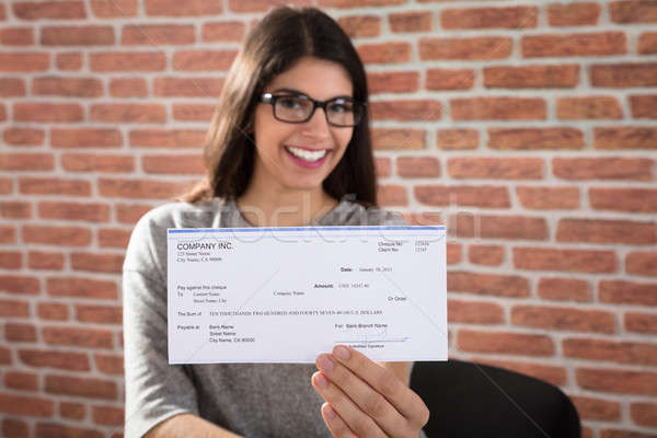 Stockfoto: Vrouw · tonen · bedrijf · cheque · glimlachende · vrouw