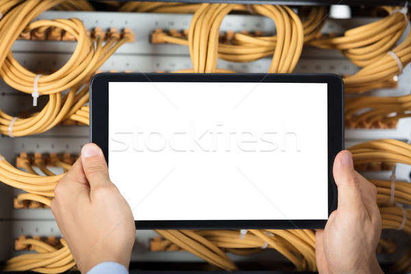 Zdjęcia stock: Technik · cyfrowe · tabletka · serwera · mężczyzna
