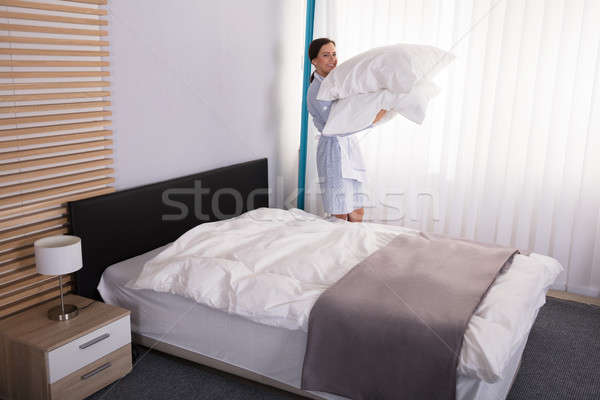 Weiblichen Haushälterin tragen Kissen Hotelzimmer lächelnd Stock foto © AndreyPopov