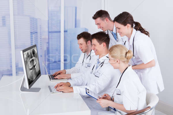 Fogorvosok megvizsgál állkapocs röntgen számítógép csapat Stock fotó © AndreyPopov