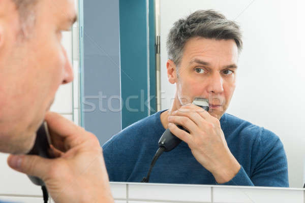 男子 鬍鬚 肖像 看 鏡子 手 商業照片 © AndreyPopov