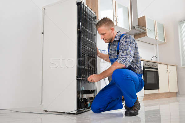 Munkás javít hűtőszekrény ház férfi csavarhúzó Stock fotó © AndreyPopov