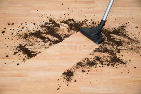Próżnia czyszczenia drewnianej podłogi salon domu drewna Zdjęcia stock © AndreyPopov
