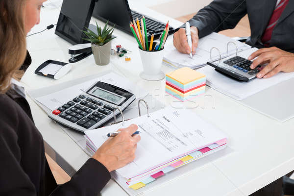 Foto stock: Dos · financieros · primer · plano · mujer · papel