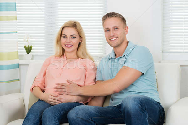 Stockfoto: Gelukkig · verwachtend · paar · vergadering · sofa · home