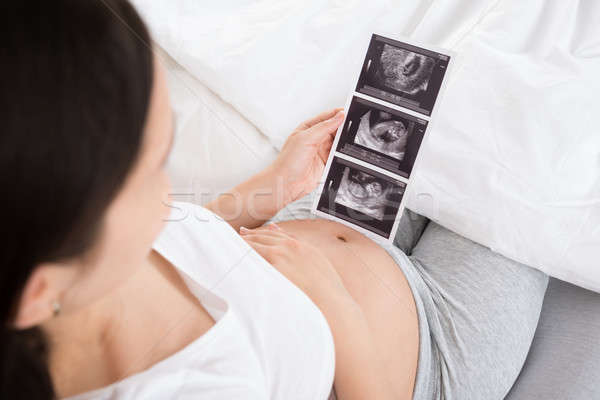 Femme enceinte ultrasons image bébé séance lit [[stock_photo]] © AndreyPopov