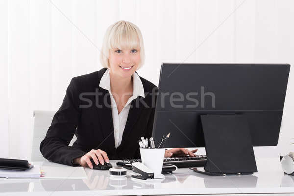 [[stock_photo]]: Femme · d'affaires · travail · ordinateur · jeunes · heureux · bureau