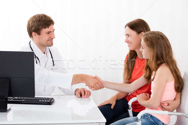 Foto stock: Médico · criança · paciente · clínica · jovem
