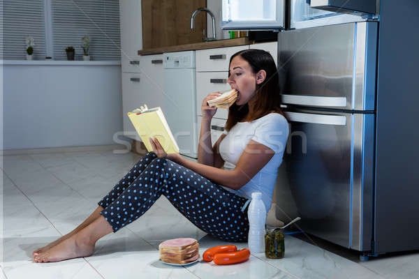 ストックフォト: 女性 · 読む · 図書 · 食べ · サンドイッチ · 若い女性