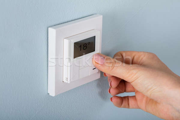 Personne thermostat main maison mur [[stock_photo]] © AndreyPopov