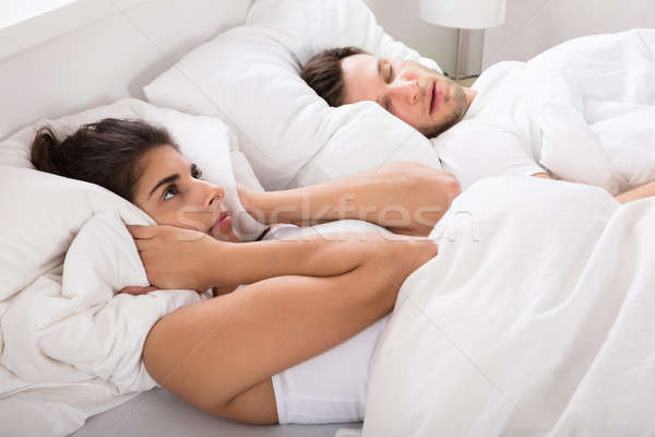 Boos vrouw snurken echtgenoot bed geërgerd Stockfoto © AndreyPopov