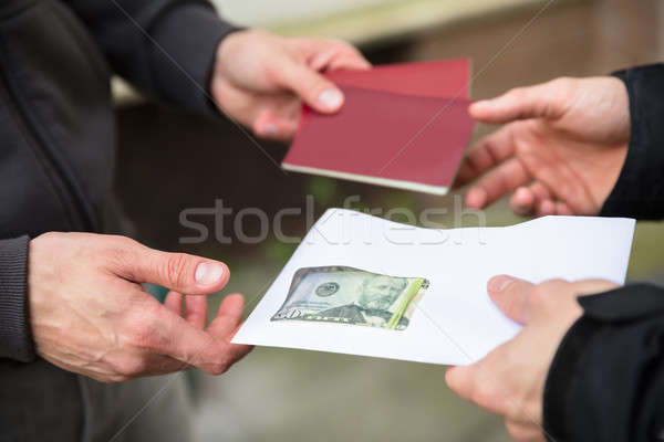 Foto stock: Mão · humana · compra · ilegal · estrangeiro · passaporte