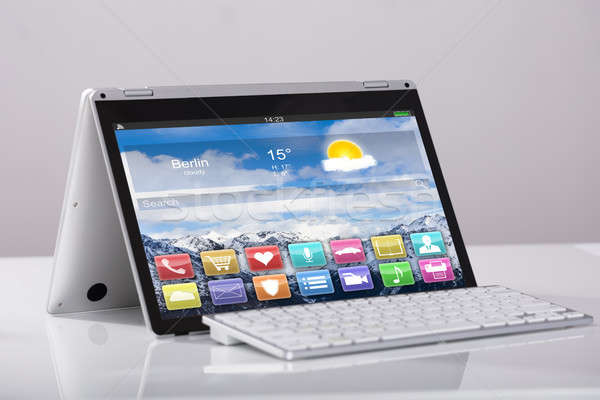 Social media ikona hybryda laptop ekranu różny Zdjęcia stock © AndreyPopov