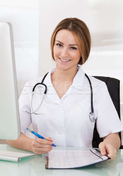 [[stock_photo]]: Portrait · Homme · médecin · heureux · jeunes · écrit