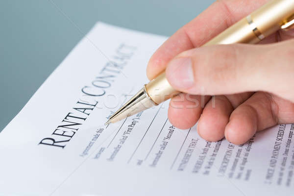 Hand vulling contract document Stockfoto © AndreyPopov