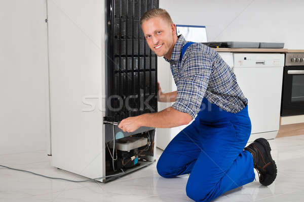 [[stock_photo]]: Travailleur · réfrigérateur · maison · Homme · tournevis