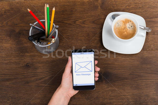 Stockfoto: Persoon · hand · mobiele · telefoon · tonen · nieuwe · bericht