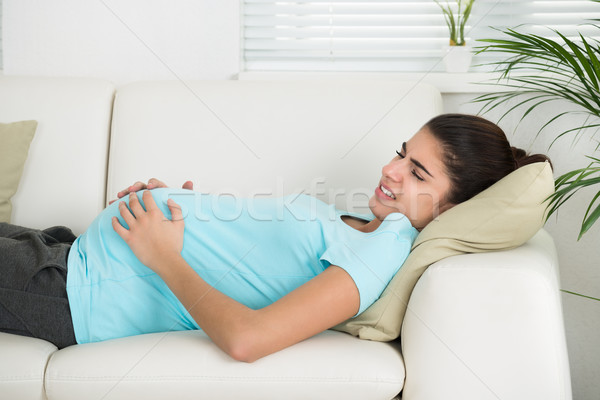 Kobieta w ciąży cierpienie ból brzucha domu widok z boku młodych Zdjęcia stock © AndreyPopov