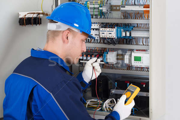 Mężczyzna technik cyfrowe izolacja odporność Zdjęcia stock © AndreyPopov