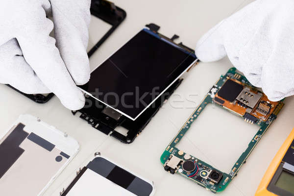 Személy megjavít sérült képernyő mobiltelefon közelkép Stock fotó © AndreyPopov