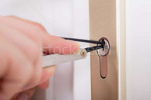 Kéz megjavít ajtó fogantyú otthon közelkép Stock fotó © AndreyPopov