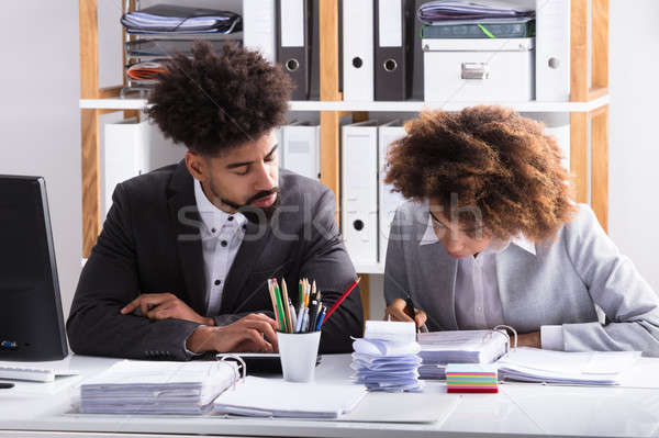 Dos factura jóvenes lugar de trabajo ordenador Foto stock © AndreyPopov