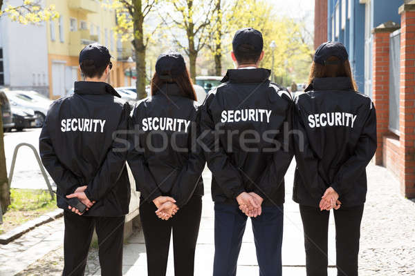Achteraanzicht veiligheid permanente rij handen achter Stockfoto © AndreyPopov