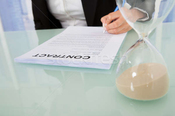 [[stock_photo]]: Femme · d'affaires · signature · contrat · sablier · bureau · jeunes