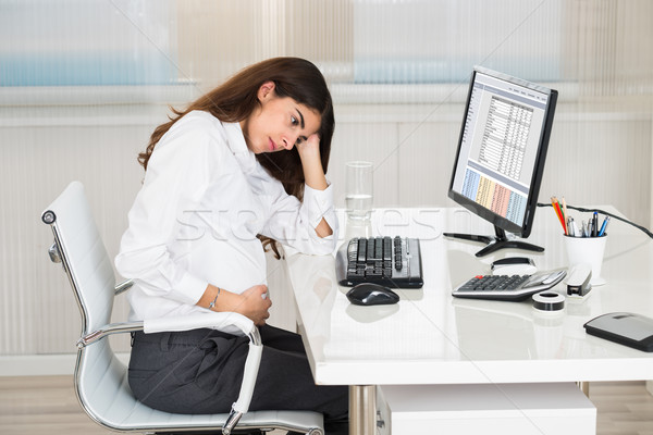 Ontdaan zwangere vrouw vergadering computer bureau kantoor Stockfoto © AndreyPopov