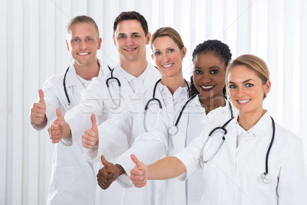 Médicos practicante pie línea equipo feliz Foto stock © AndreyPopov