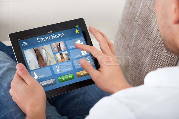 Person home Kontrolle digitalen Tablet Stock foto © AndreyPopov
