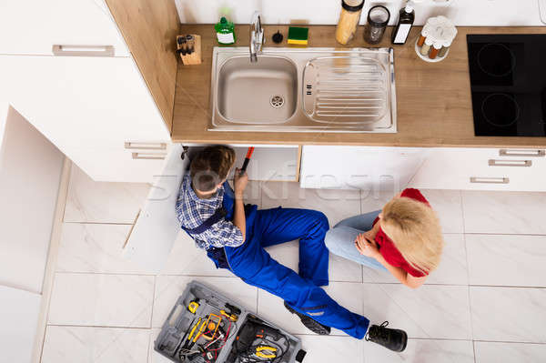 Magasról fotózva kilátás férfi munkás javít mosogató Stock fotó © AndreyPopov