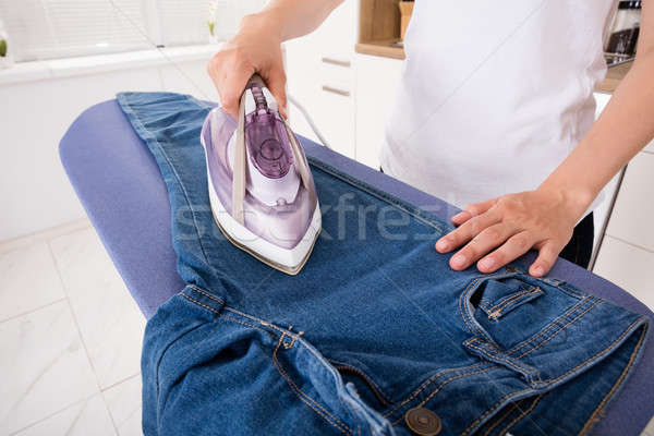 Foto stock: Mulher · jeans · conselho · mão