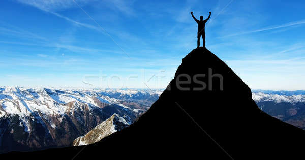 Om în picioare top munte siluetă mână Imagine de stoc © AndreyPopov