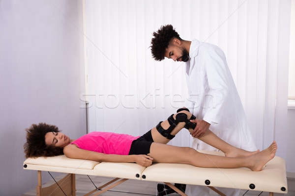 Vrouwelijke knie jonge mannelijke kliniek vrouw Stockfoto © AndreyPopov