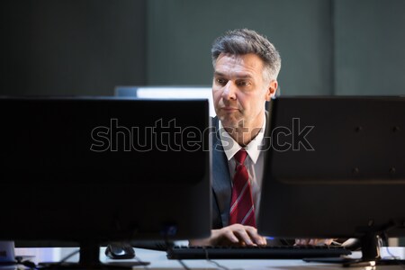 üzletember többszörös számítógép érett számítógépek irodai asztal Stock fotó © AndreyPopov