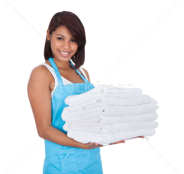 [[stock_photo]]: Souriant · soubrette · femme · serviettes · isolé · blanche