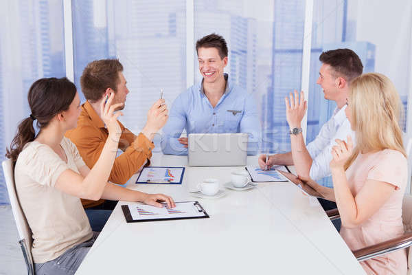 Colegii cere întrebare manager Reuniunea conferinţă Imagine de stoc © AndreyPopov