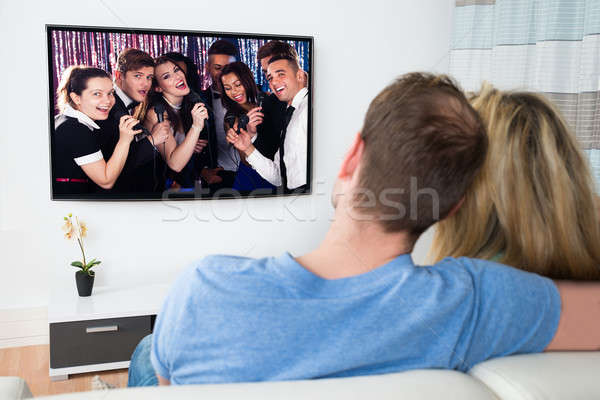 Para oglądanie telewizji domu oglądania film telewizji Zdjęcia stock © AndreyPopov