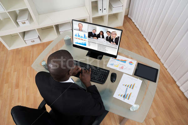 Om de afaceri video coleg calculator vedere Imagine de stoc © AndreyPopov