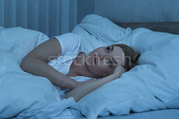 Femeie pat insomnie acasă Imagine de stoc © AndreyPopov