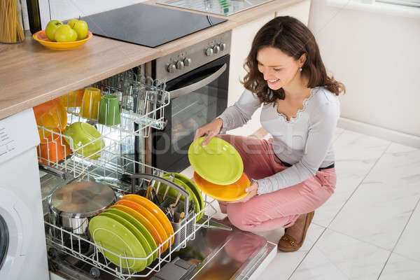 Femme plaques lave-vaisselle jeunes heureux maison Photo stock © AndreyPopov