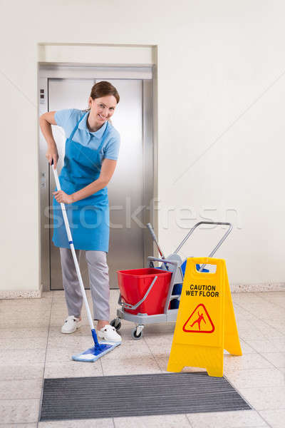 Lucrător curăţenie umed podea semna Imagine de stoc © AndreyPopov