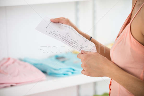 Kobieta paragon odzież sklepu młoda kobieta Zdjęcia stock © AndreyPopov