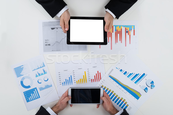 Empresários digital financeiro gráficos tabela diretamente Foto stock © AndreyPopov