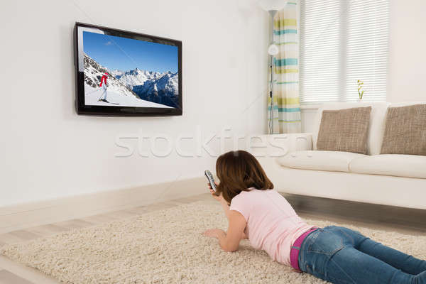 年輕女子 看電視 地毯 房子 家 技術 商業照片 © AndreyPopov