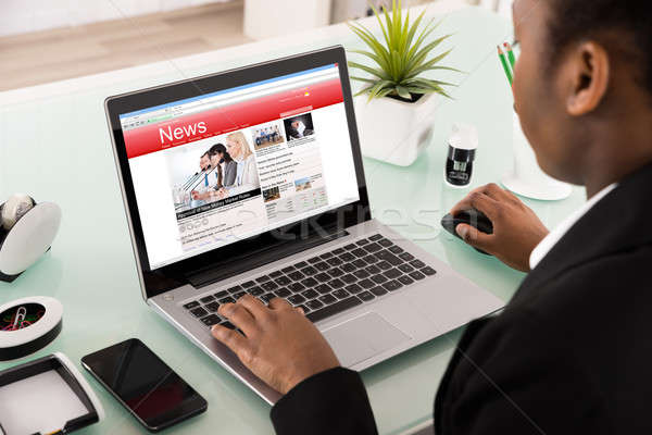 Stockfoto: Zakenvrouw · lezing · nieuws · laptop · jonge