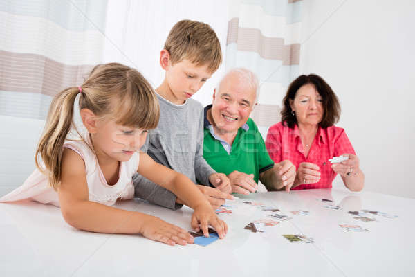 Foto stock: Rompecabezas · junto · abuelos · jugando · ninos