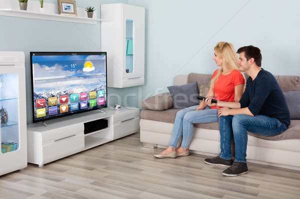 Zdjęcia stock: Para · posiedzenia · sofa · oglądanie · telewizji · salon