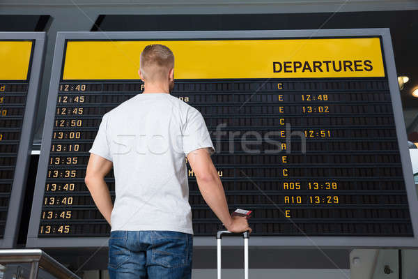 男 旅客 常設 出發 板 後視圖 商業照片 © AndreyPopov